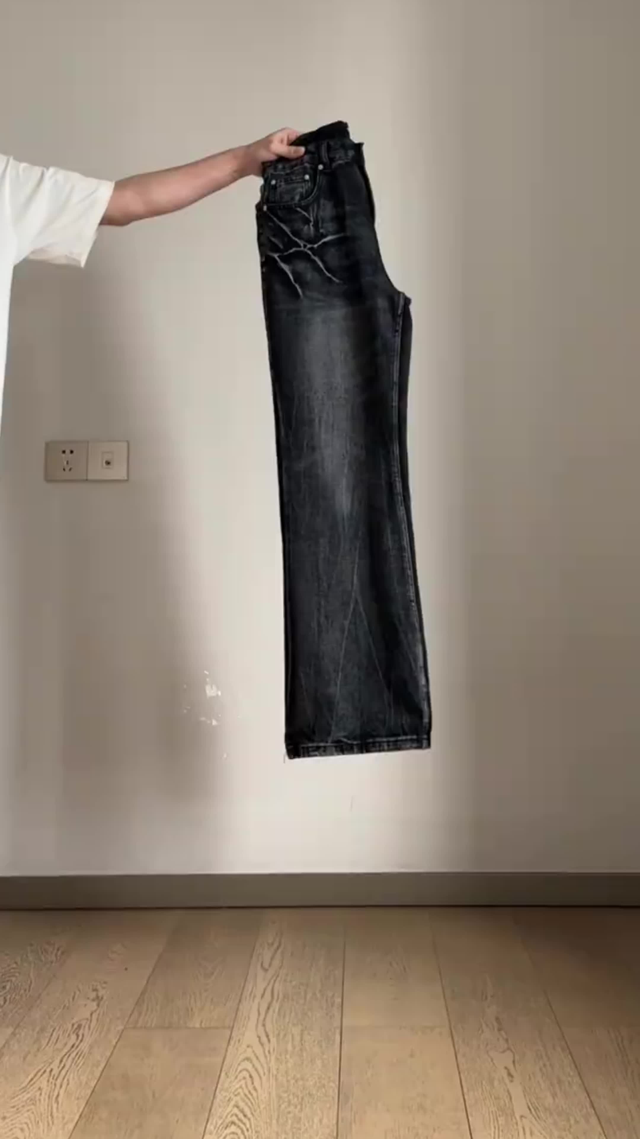 Jeans flare hitam motif petir dengan motif distressed dan dicuci - desain khusus