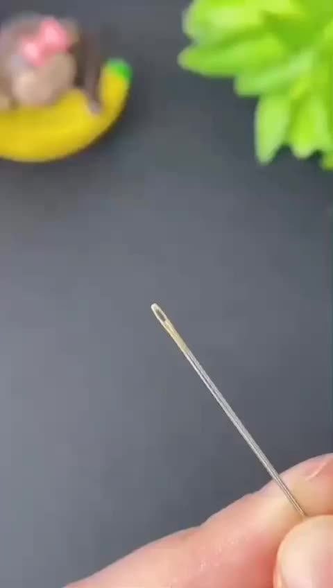 Alat Bantu Memasukan Benang ke Jarum Model Terbaru untuk Pengrajin dan Penjahit Pengait Pencet Lubang Kecil 6,5 cm x 2,3 cm