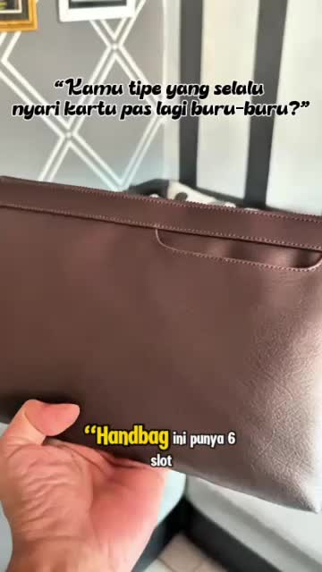 [PLANET FASHION BAG]Tas Tangan Pria & Wanita Hitam Kulit Synthetic Zipper Premium Handbag Clutch PU Leather Model Elegan Cocok Untuk Formal & Non Formal Dilengkapi Tali Pendek 26x3x1.7 Cm