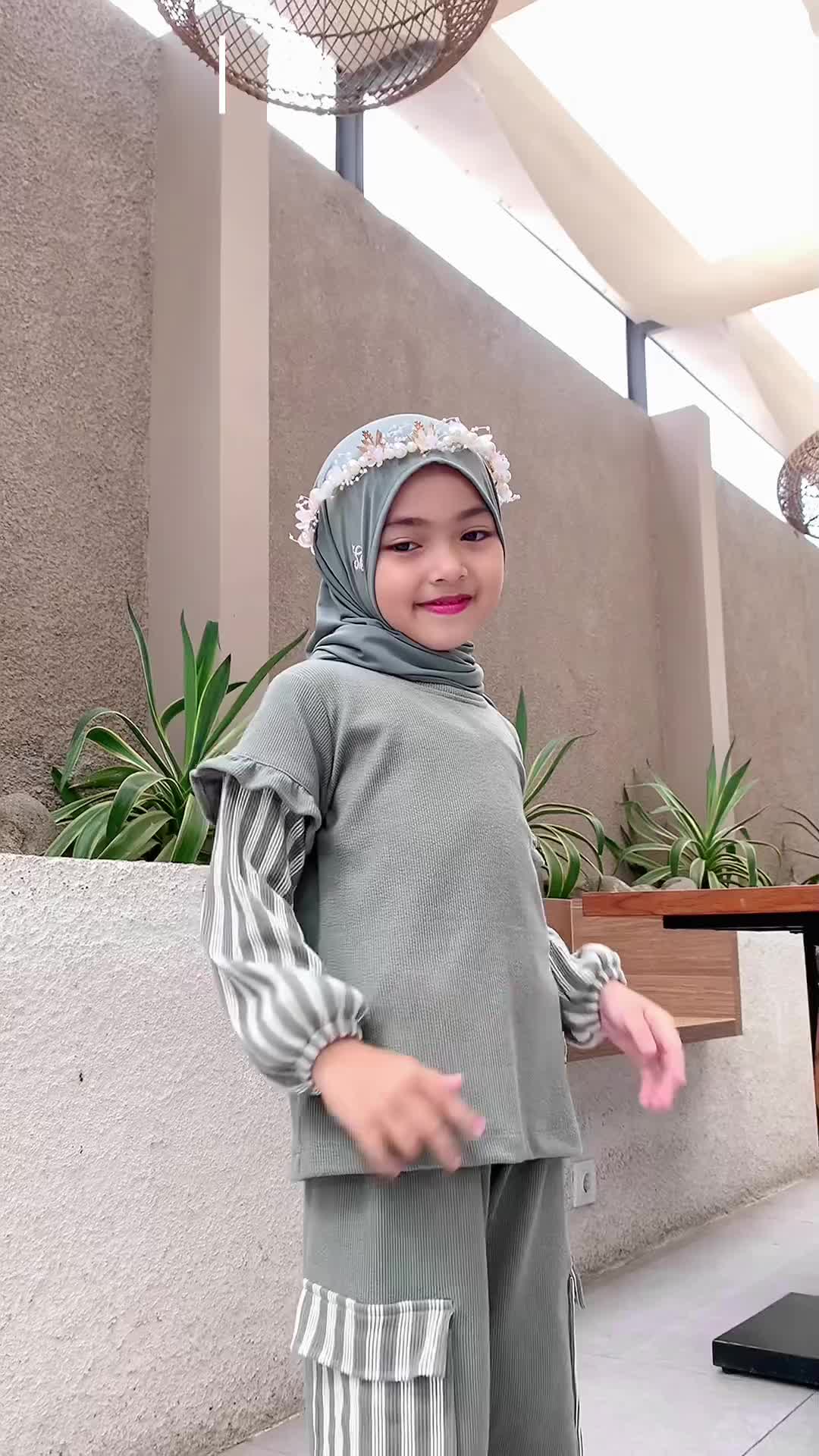Ariel Oneset/ pakaian fashion anak perempuan/ setelan stelan anak perempuan/ cardigan kardigan anak perempuan/ vest anak/ outer rompi rajut anak/ vest rajut outer anak perempuan import / baju import anak perempuan/ babyara.id