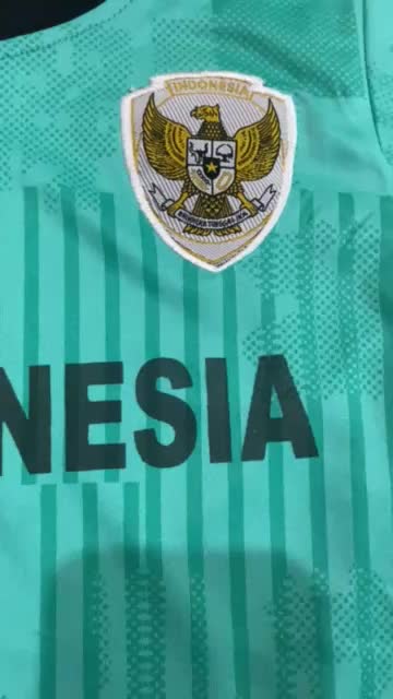 Setelan Sport Baju dan Celana dengan Nama dan Nomor Gratis