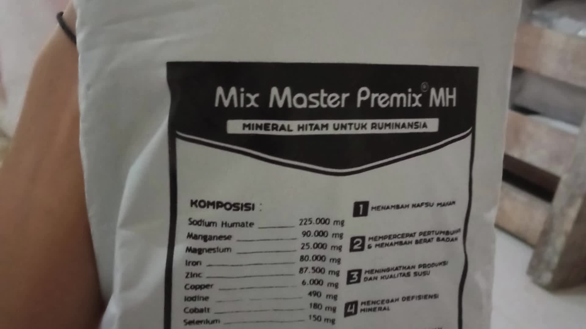 Mix Master Mineral Hitam untuk Hewan Ternak Sapi, Kambing, dan Domba