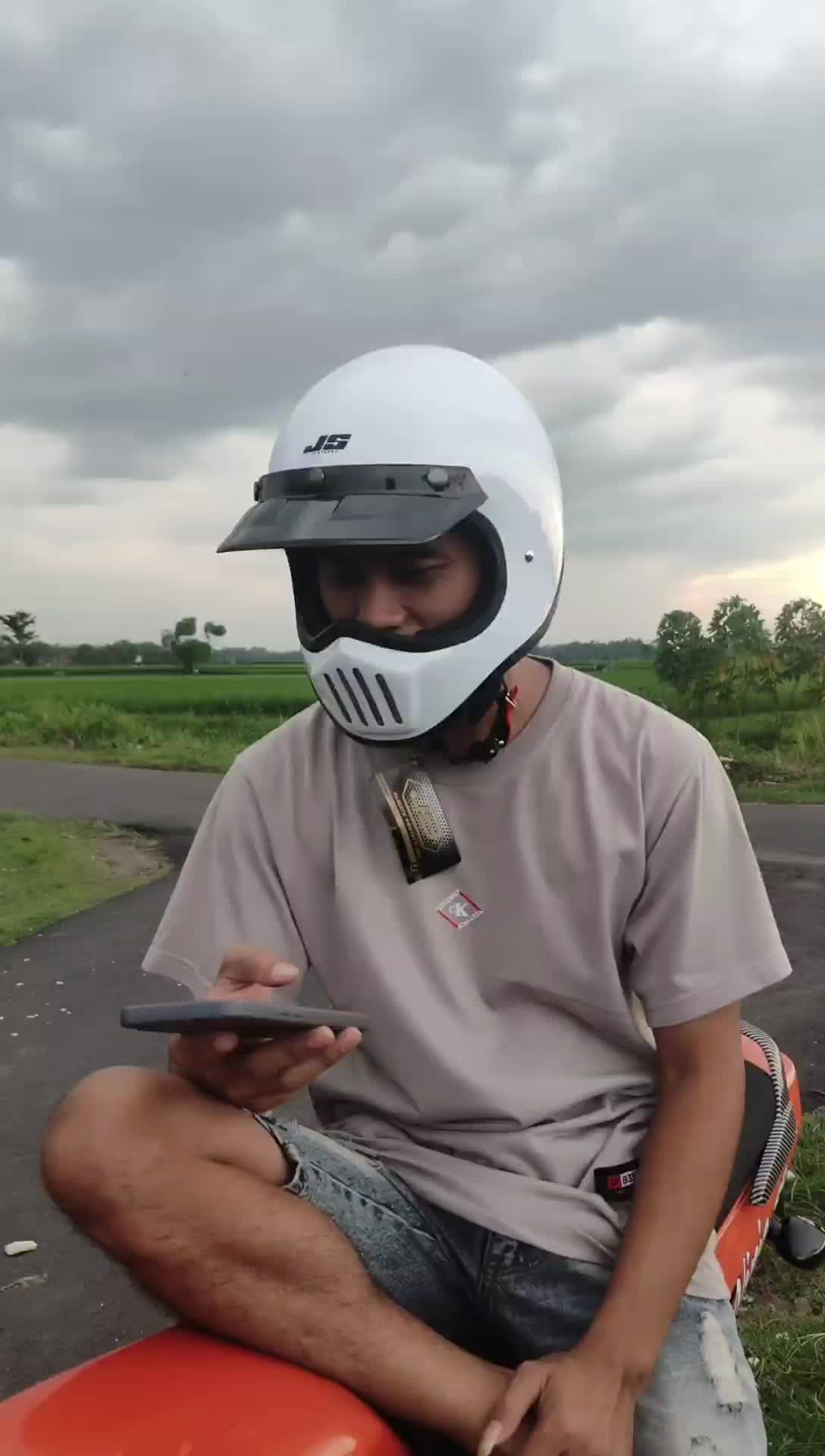 Helm Custom Cakil Js Full Leher Sni Motorcycle untuk Perlindungan Maksimal Kepala Anda dengan Batok Abs Kokoh dan Busa Empuk yang Bisa Dilepas - Helmet