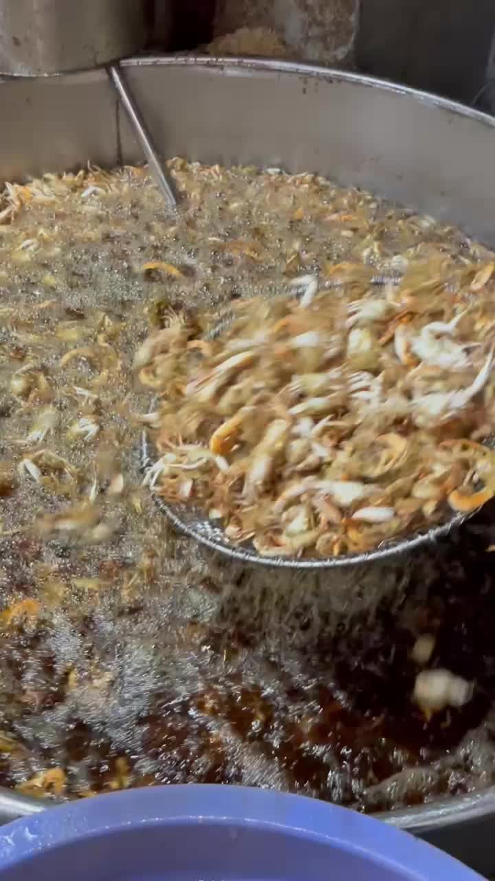 BABY CRAB KRIUK 100GR (KERIPIK RAJUNGAN) PEDAS CHILLI OIL Daun Jeruk Crispy Laut Pedas Aroma Khas Amis -RRS