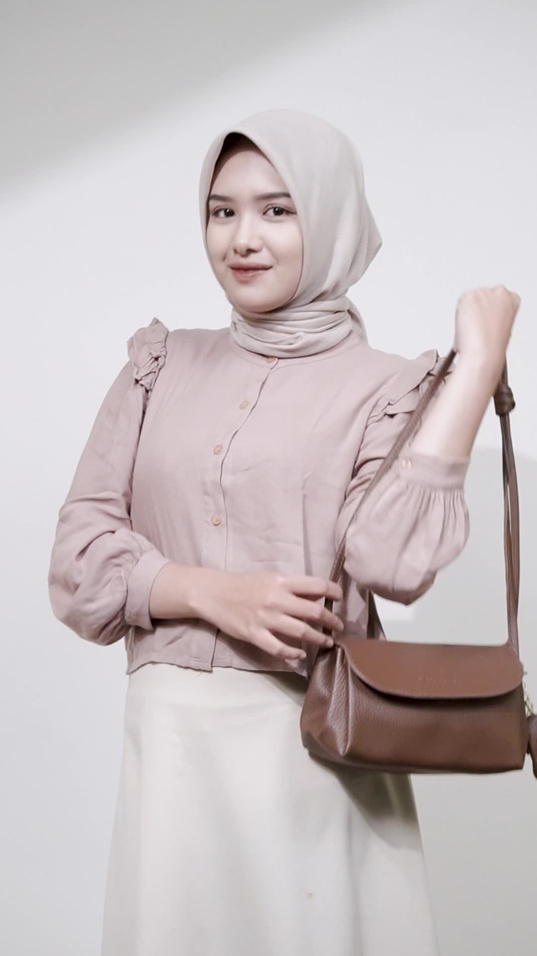 【Ella Bag】MOCO Fashion Tas Sling Bag Wanita Tali Selempang Mini Lucu dengan Bag Charm 1818