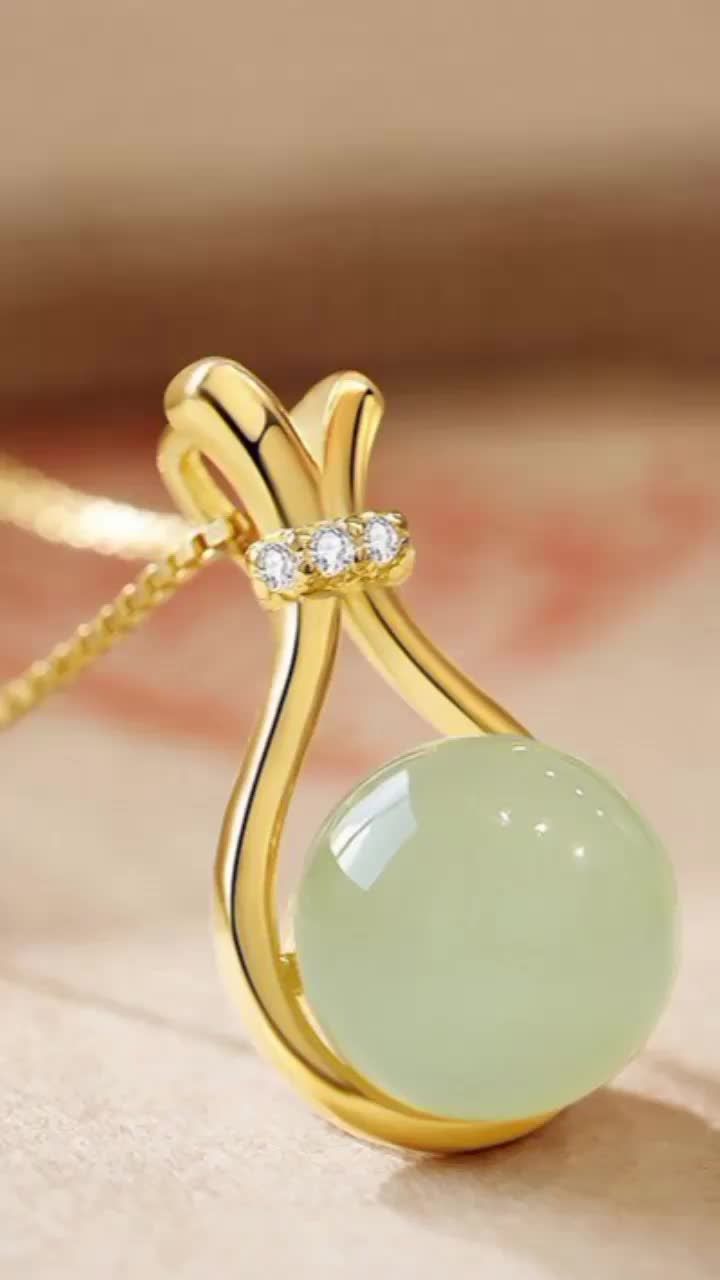 Kalung Wanita Titanium Liontin Giok Hijau Simpel Dan Mewah