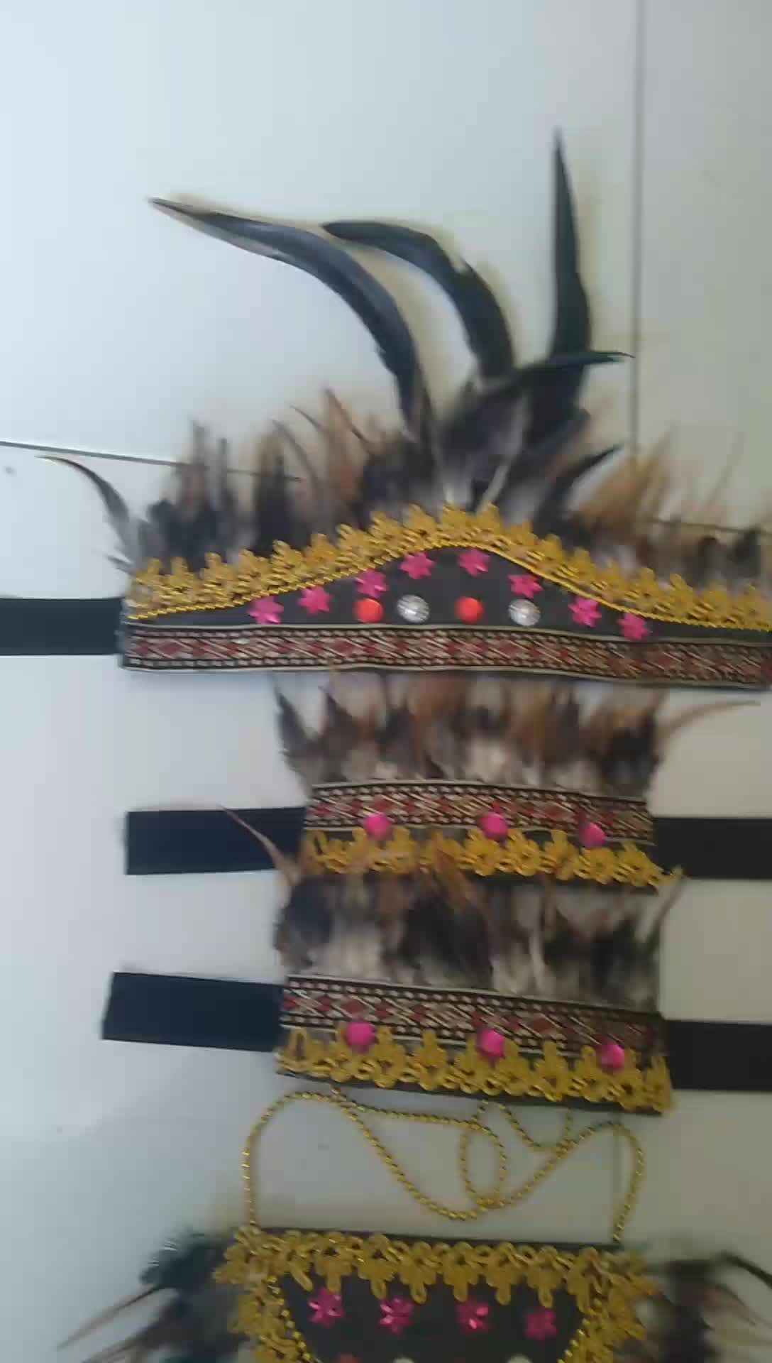 satu set aksesoris adat Dayak bulu2