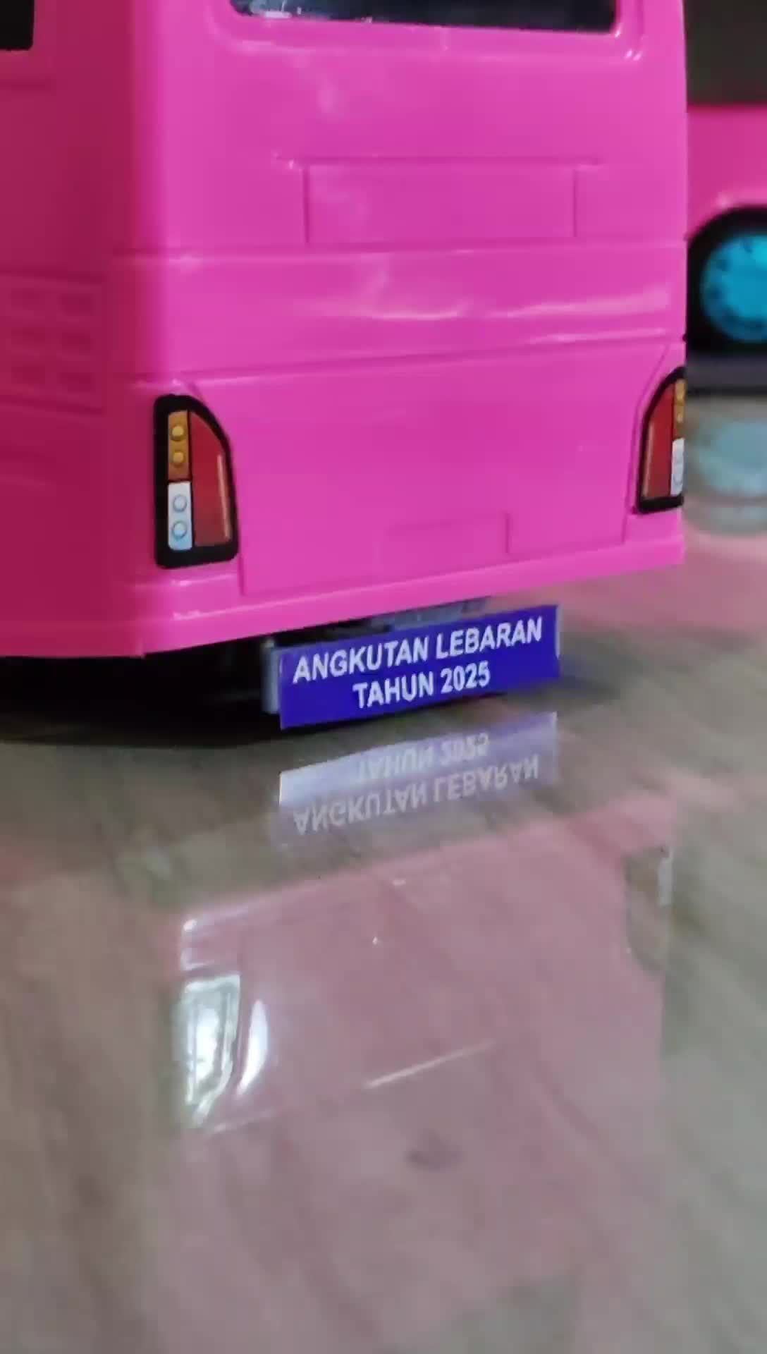 kepet banner miniatur bus RKC Mainan