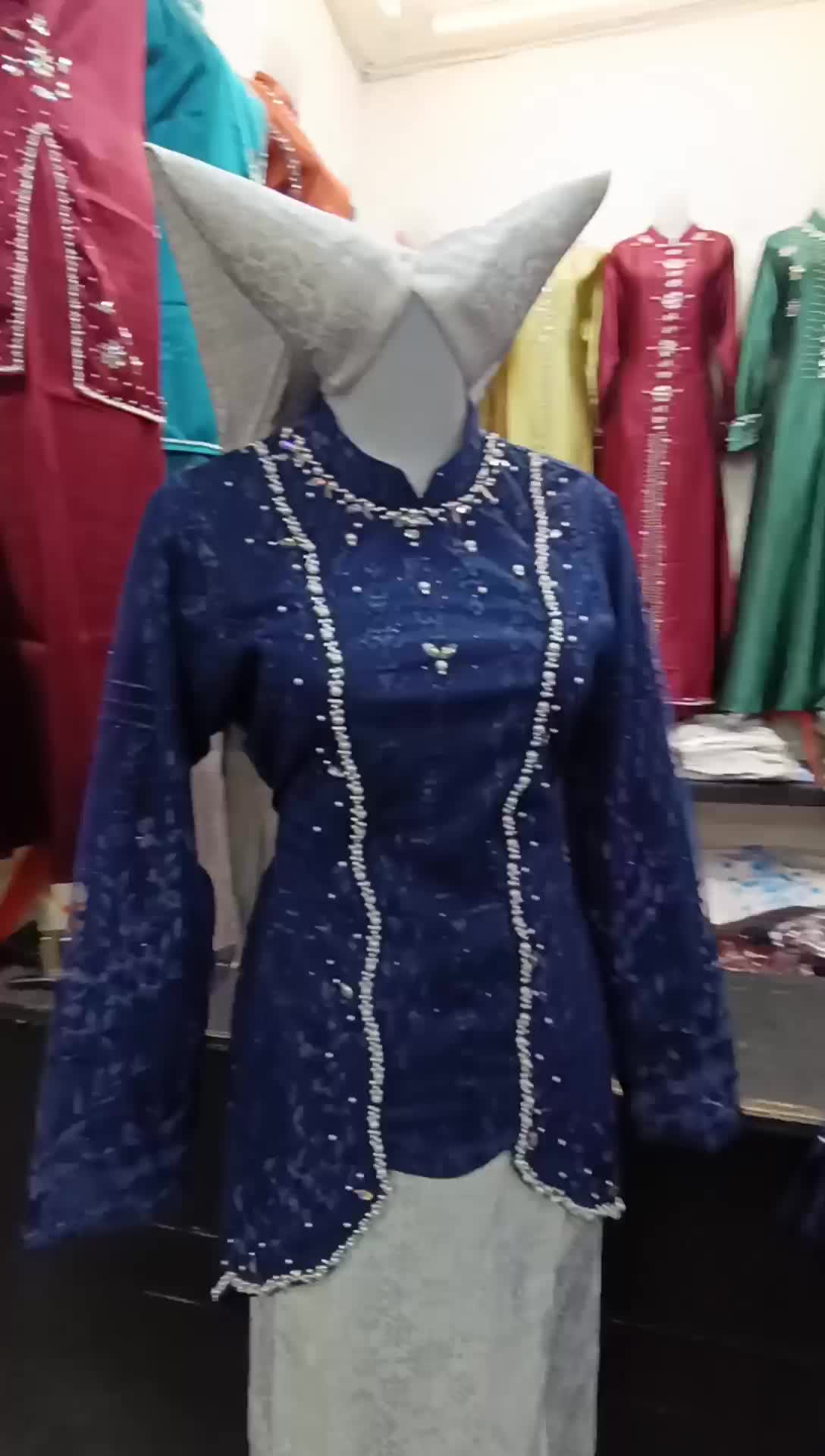 Kebaya.( Atasan Saja ) Kebaya Remaja untuk wisuda atau seragaman pada acara wisuda. Cocok sekali buat yang ingin tampil bergaya muda.