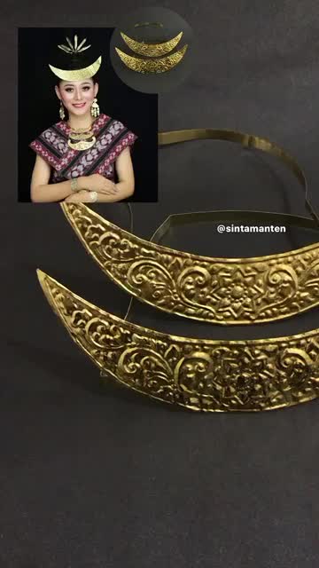 Mahkota Bulan Sabit ( aksesoris adat NTT)