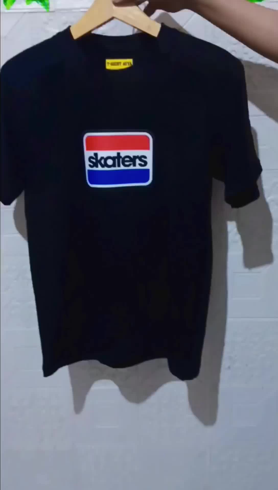 SKATERS tshirt pria hitam distro bahan katun combed 24s lebih halus dan tebal. Kaos Oblong Polos Dewasa Wanita Keren Pendek Baju Motif Unisex Nyaman Unik Atasan Panjang Sablon Lembut