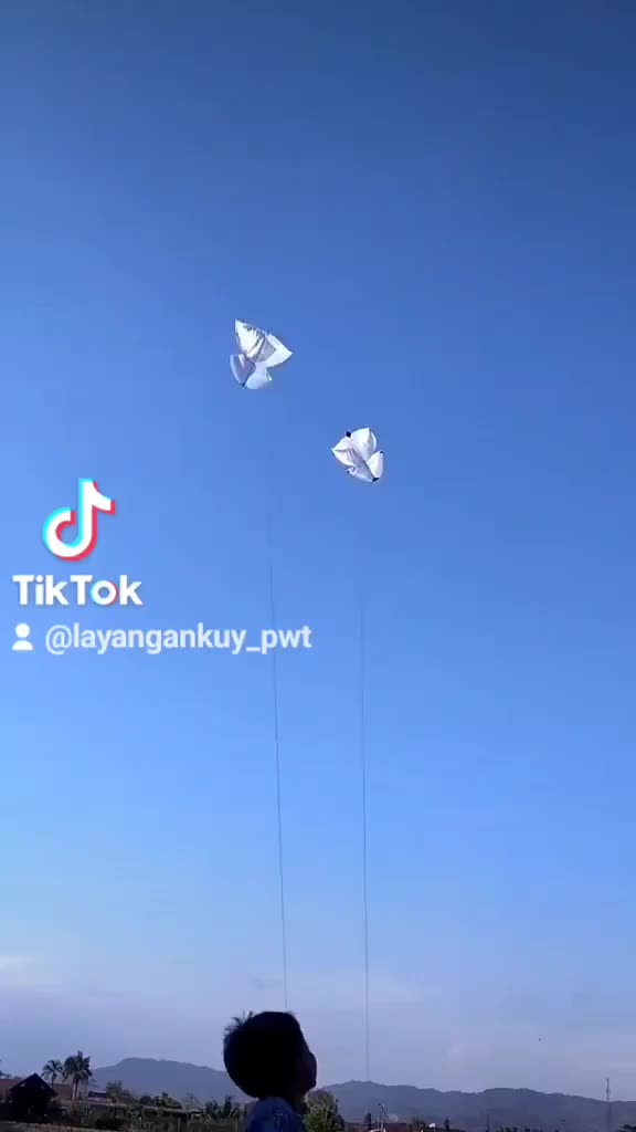 Layangan papiran siap diterbangkan
