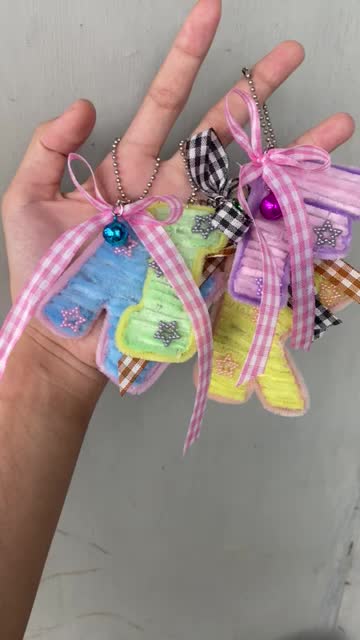 Gantungan huruf, bag charm, keychain inisial huruf kawat bulu