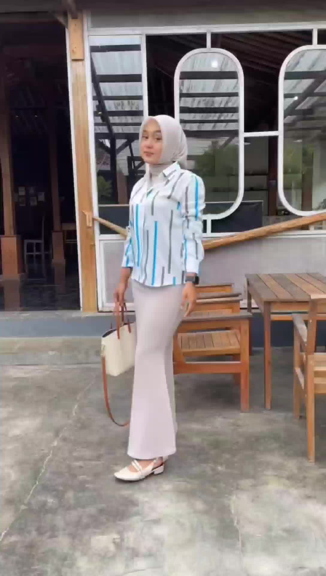 Bluse/Kemeja/Atasan/Ootd Kancing  Baju Wanita Motif Stripe Terbaru Untuk Formal dan Non Formal V-Neck