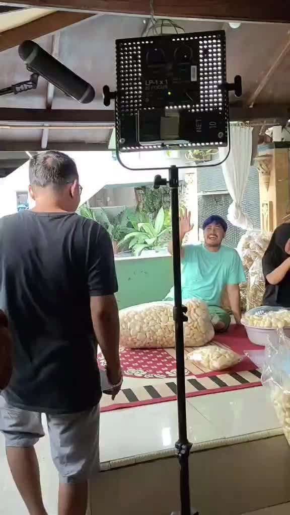 KERUPUK/jangek kulit sapi  toples 4 liter dapat 4 toples dengn 3  varian rasa. Camilan Pedas Asin