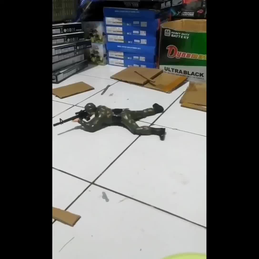 Mainan robot Captain America bergerak dengan merangkak Dilengkapi bunyi Baterai
