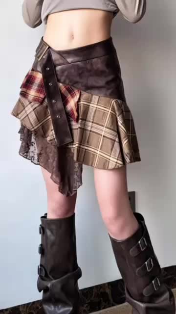 [HEYSOUL] Rok Mini Asimetris Tartan Bohemian – Kombinasi Kulit Sintetis & Renda Vintage Look Cewek Edgy Kekinian Nyaman