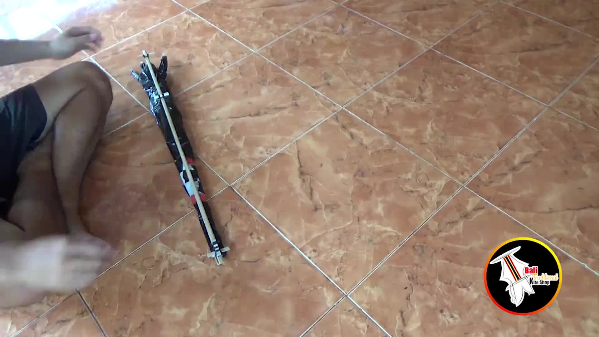 layangan cotek bongkar pasang knockdown v4 motif sabuk poleng lebar sayap 110cm x tinggi 130cm