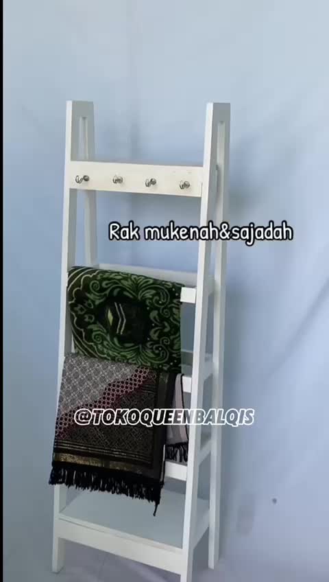 Rak Sajadah & Mukena Kayu Minimalis – Stand Alquran, Rak Jilbab, Hanger Multifungsi Estetik