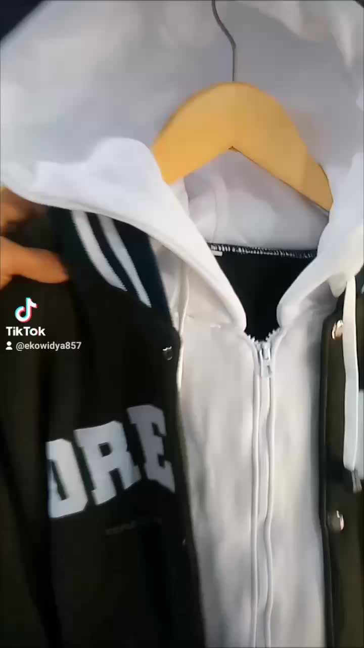 Jacket varsity hoodie kancing plus resleting pria wanita kekinian  jaket baseball terbaru bahan fleece  tebal  kombinasi pada kupluk dobel puring saku kanan kiri warna manset rip strip 2 sesuai stok gudang sablon DREAMS Bomber Distro Denim Coklat Cream