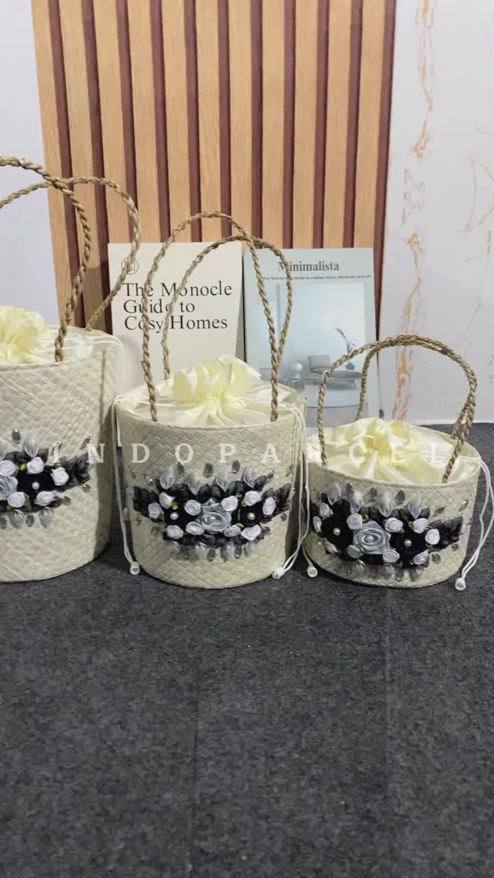 INDOPARCEL - Tas Jingjing Parcel Anyaman Pandan Aksessories Bunga Pita Tas Hampers Kue Toples 500 gram