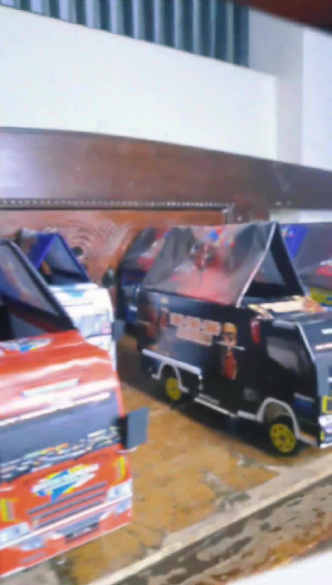 TRUK OLENG MINIATUR DILENGKAPI VARIASI LAMPU LED DAN BONUS TERPAL MOTIF Hadiah Roda berputar tanpa Remote Control