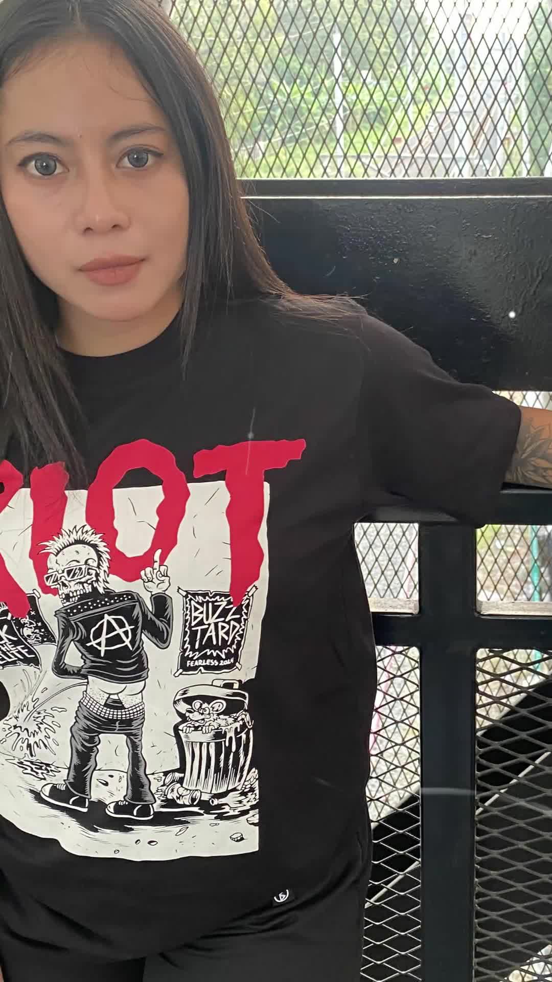 Tshirt Buzztees Riot Pipis Sembarangan // Lengan Pendek// Kaos Punk // Kaos Distro Pria Katun Hitam