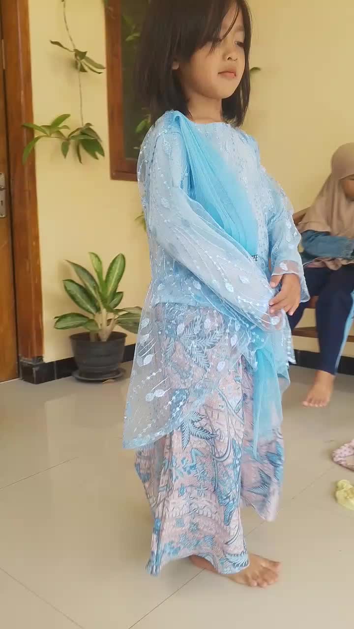 SATU SET KEBAYA ANAK PUNDAK SLAYER AURORA MODERN ROK DUYUNG UNTUK ANAK USIA 4 SAMPAI 14 TAHUN Fashion anak,kebaya wisuda,kebaya modern,kebaya anak perempuan.