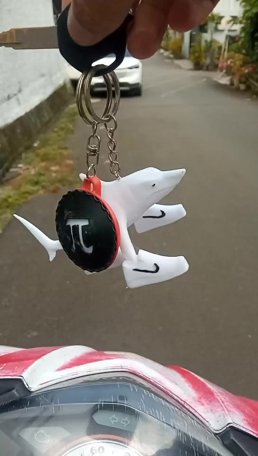 Tralalero Tralala – Hiu Jalan Santai Pakai Sneakers (Figur and Keychain 3D Lucu) Hadiah Resin Baju Kunci Putih