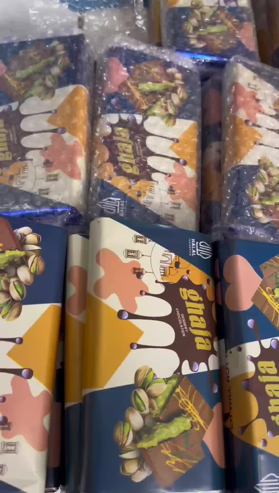 Coklat Dubai Lokal besar 300gran dengan Isian Kunafa dan Kacang Pastashio - Makanan Ringan - Meal, Food Camilan Enak
