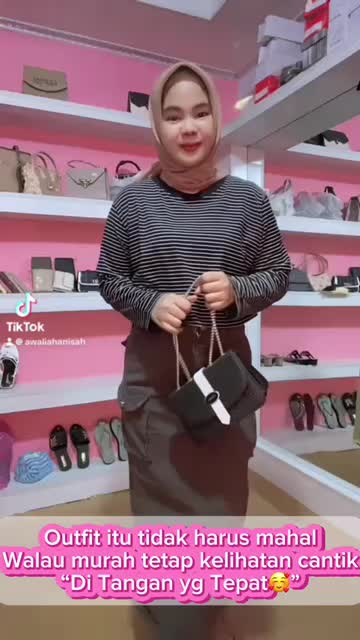 Baju kaos croptop lengan panjang, motif salur