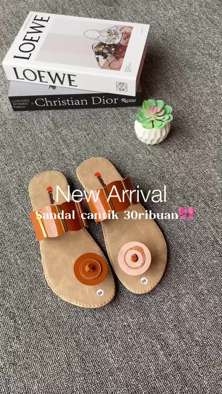 Sandal jepit Glossy Wanita Model Kancing Jamur Ala Korean Style Sandal Slop Jepit Kekinian Sol karet Anti slip fleksibel anggun