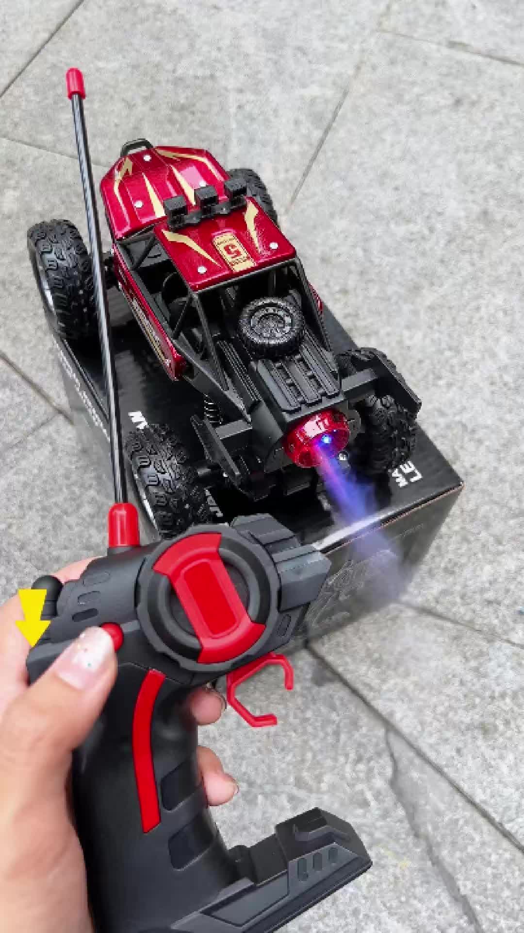 ToysBestMall Mobil Remote Control Off-Road dengan Semprotan Air & Ban Multi-Medan - Bingkai Logam Paduan Tahan Lama - Toys Best Mall