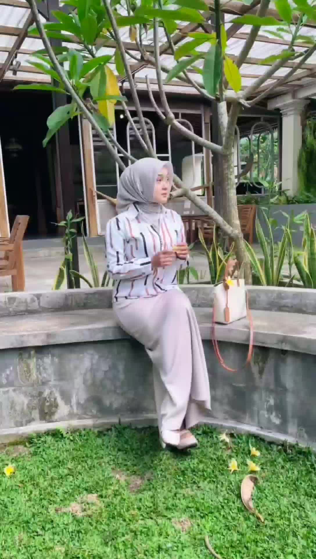 Bluse Wanita Motif Terbaru Untuk Formal dan Non Formal V-Neck Setrip Unik Kancing Atasan Kantor