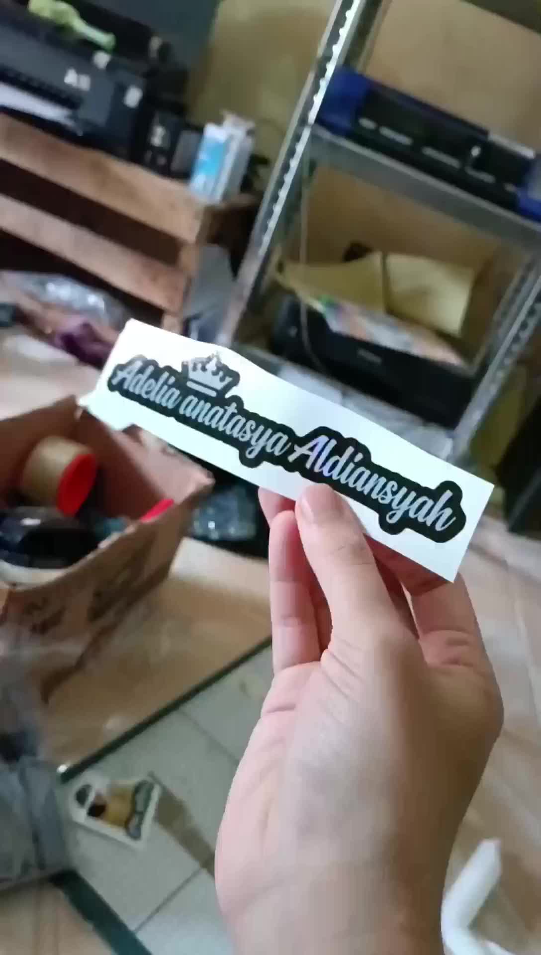 Stiker Nama Mahkota Queen & King Custom Tulisan Hologram Hitam Foto