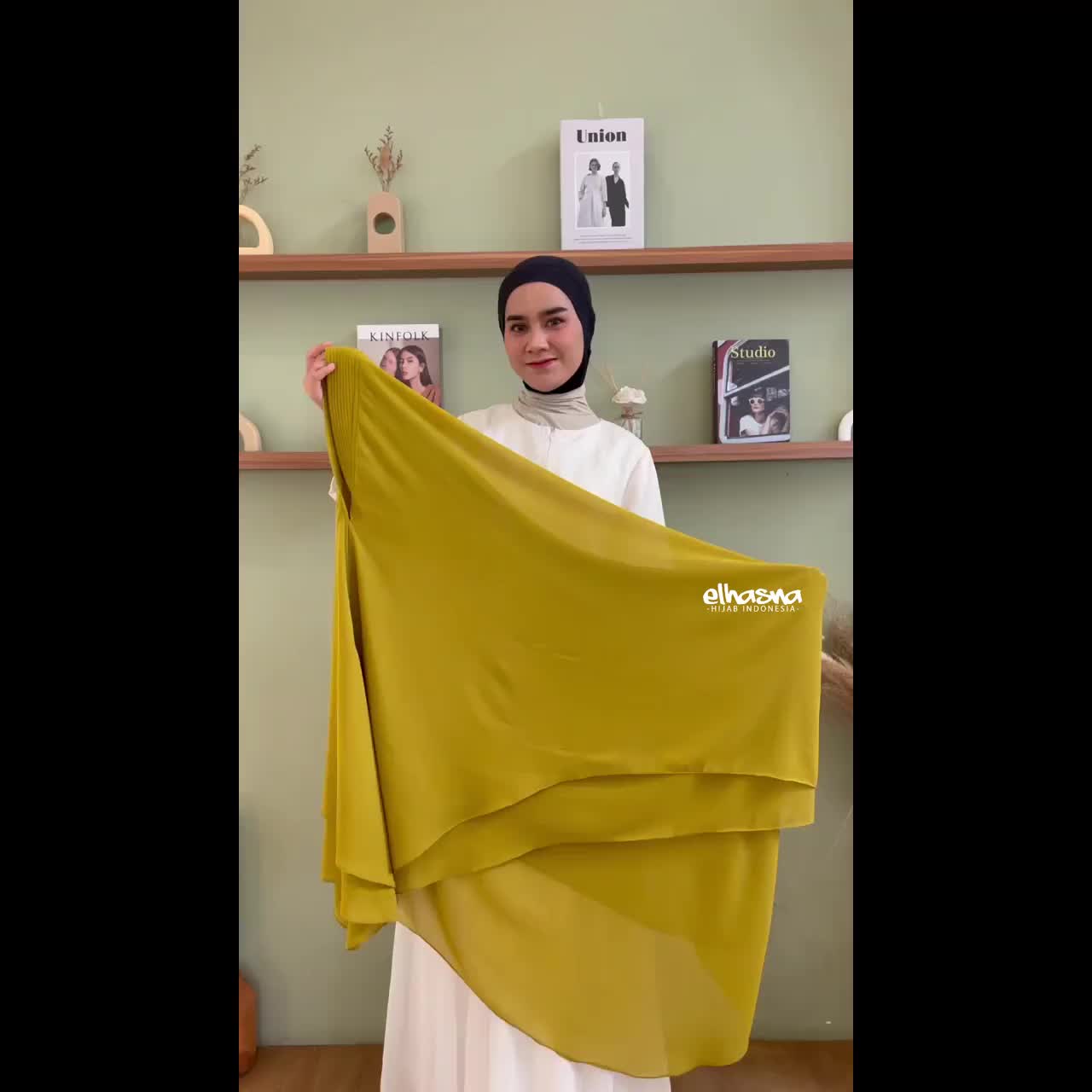 Elhasna Hijab Indonesia Hijab Instan Khimar Lancip ( XL ) Dua Layer Ceruty Pad Panjang Muslim Syari Kerudung Ceruti Hitam Plum Blossom Jade White Putih