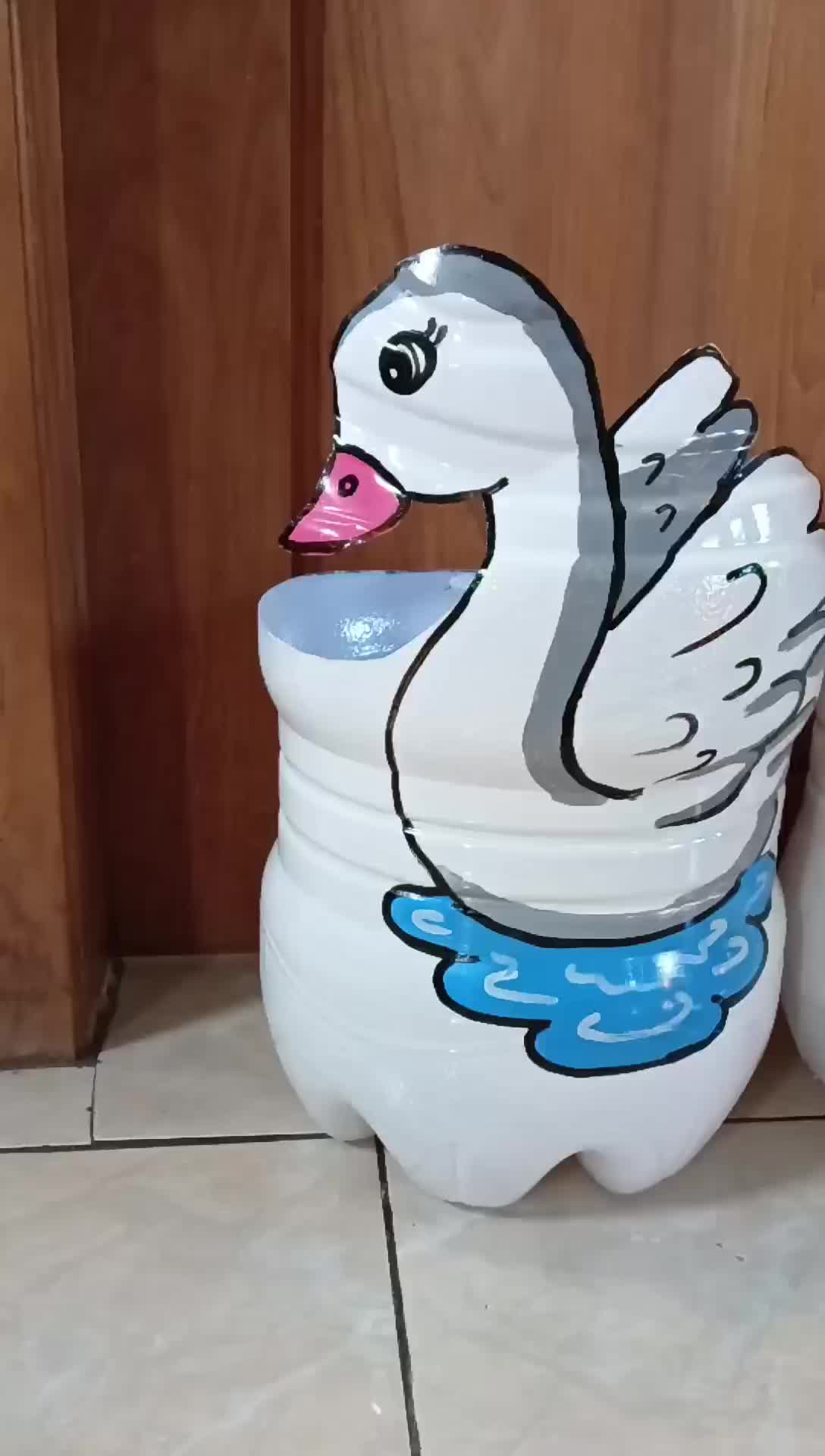 Pot Galon Le mineral/ Pot Bunga / Prakarya Pot botol bekas / pot botol plastik / Pot Hias Lucu , Tema (Angsa lucu) ukuran botol galon le mineral 15 Liter