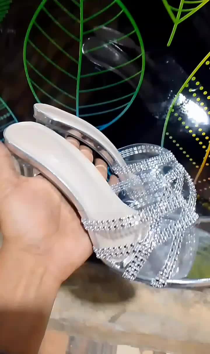 Sandal Hak Kaca Permata Karet
