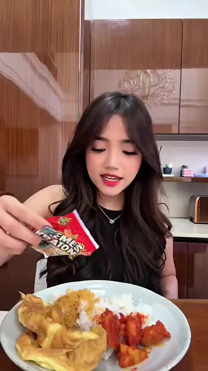 Kremes Ayam Kraton Sachet -  Kremes Original/Pedas Daun Jeruk/Keju/Jagung Bakar/Sapi Panggang 16g