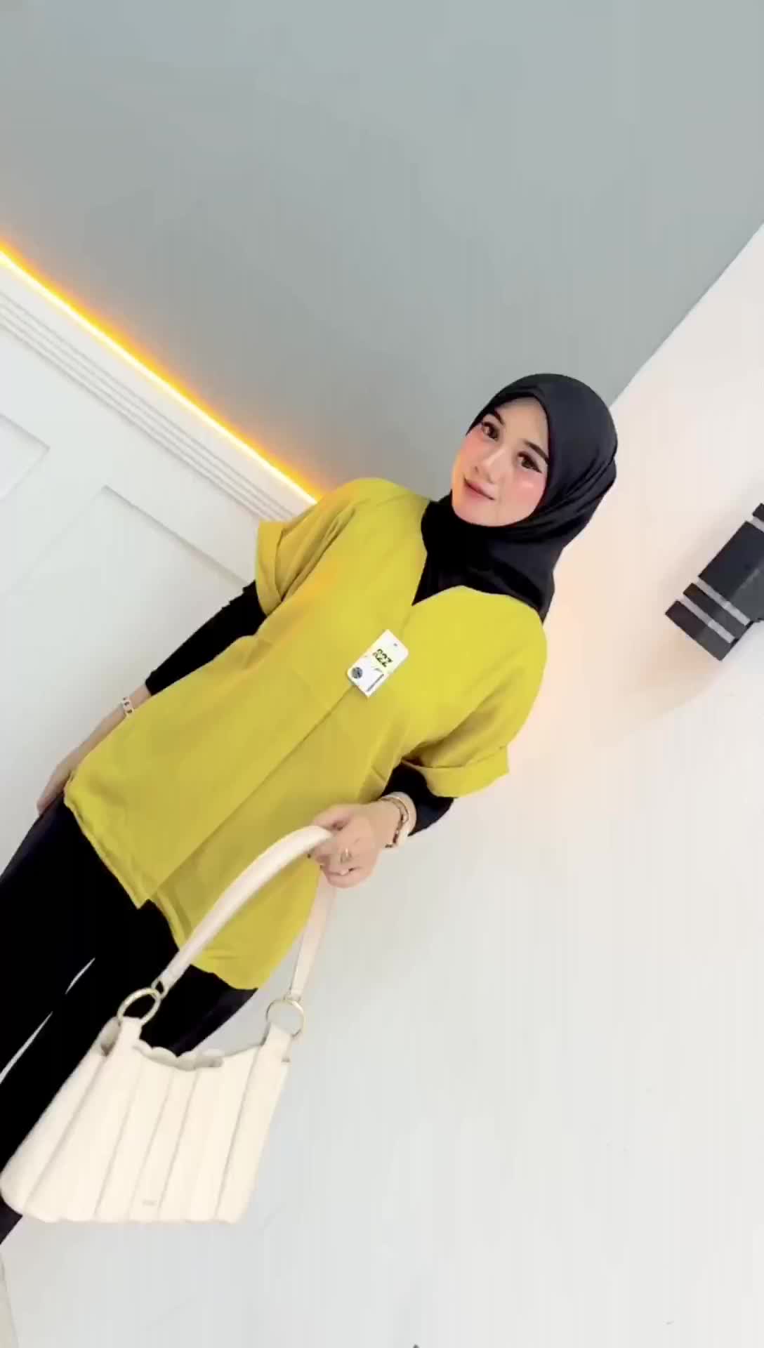 blouse wanita lengan pendek tanpa kerah V-Neck Shakila Twill Atasan Cewek Casual Baju Dewasa terbaik agar