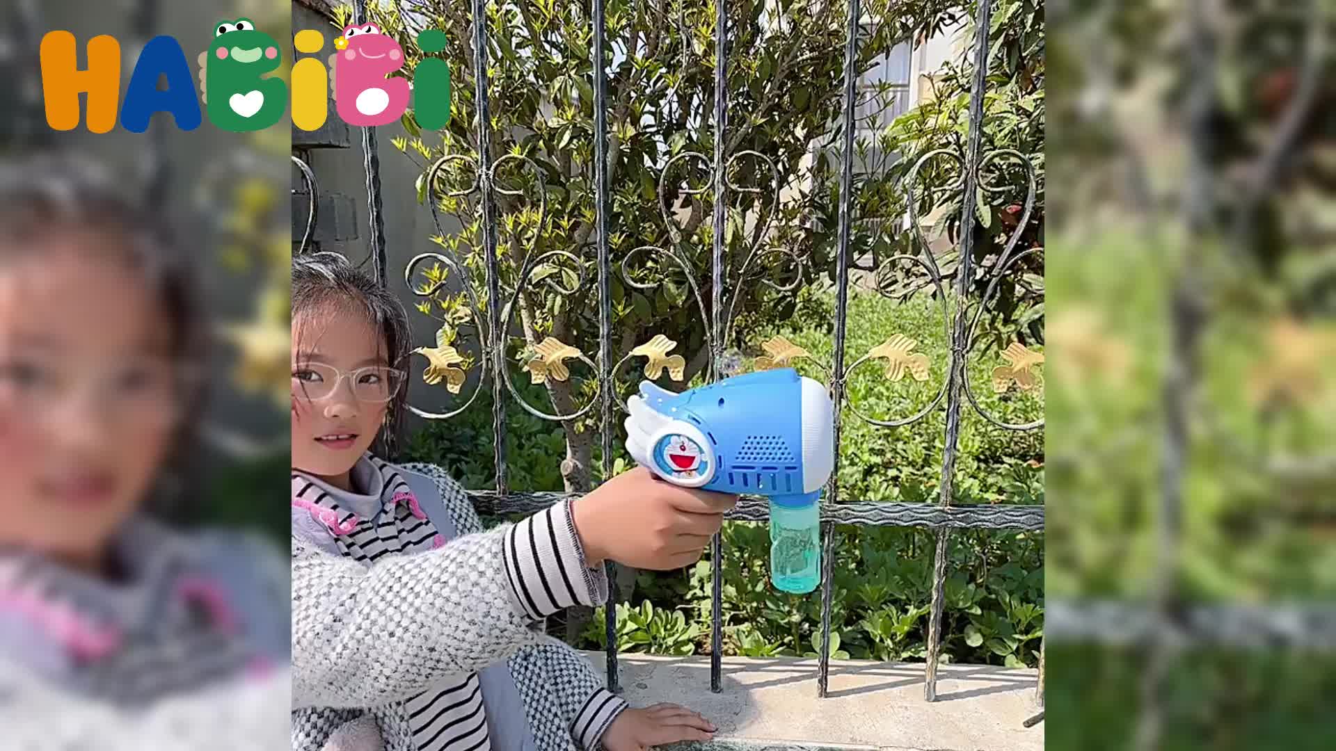 Habibi Mainan Mesin Gelembung Warna-Warni dengan Efek Cahaya 20 Lubang untuk Anak mainan gelembung yg bisa di pukul pukul warna biru Permainan Toys ring  63mm mainan  ufo  yb  rich  brian firework  bubble  machine