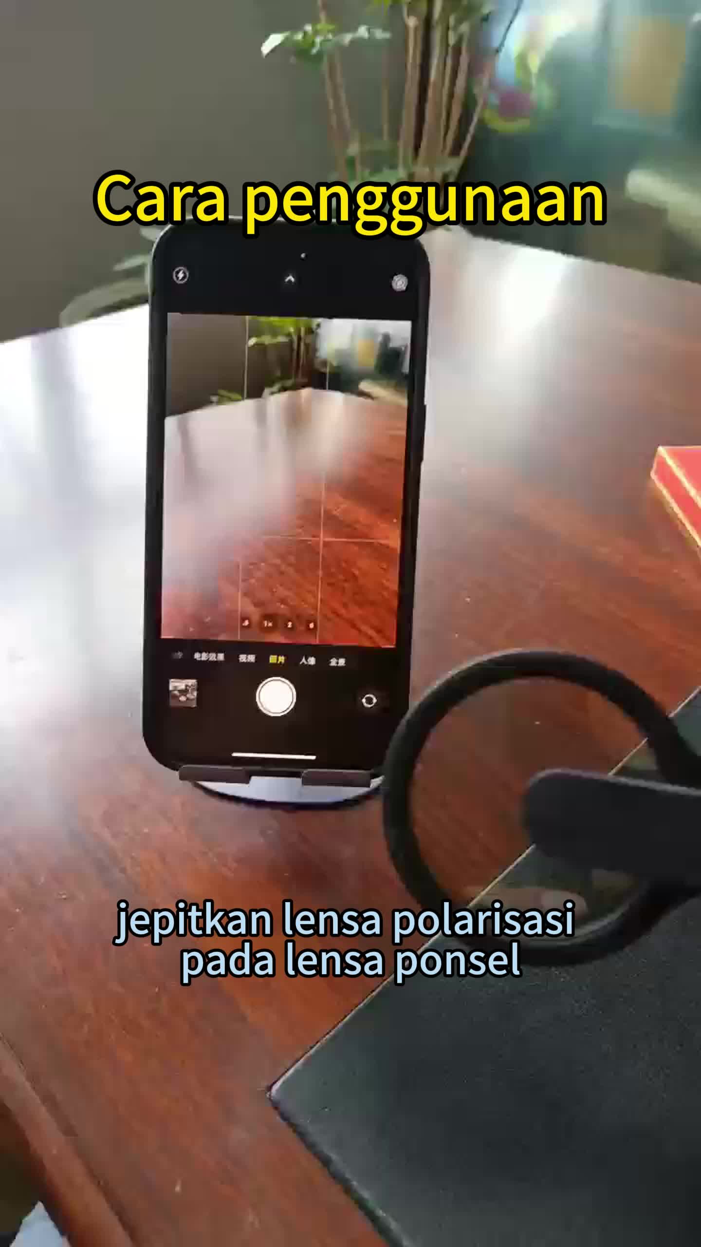 Putar tepi lensa untuk menyesuaikan lensa ponsel reflektif, tidak perlu lagi khawatir tentang silau dan pencahayaan berlebih pada foto Anda.-HJ
