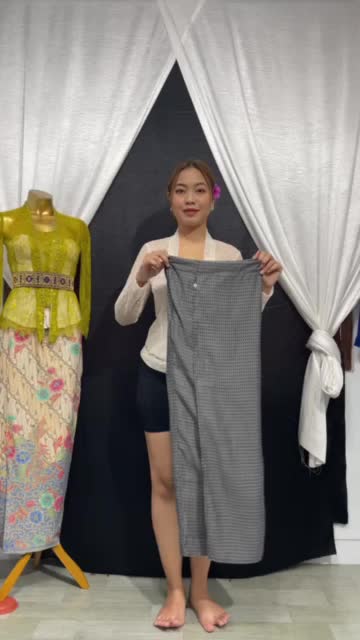 Kamen jadi motif batik jaritan butik dilengkapi dengan resleting dan karet di bagian blakang pinggang