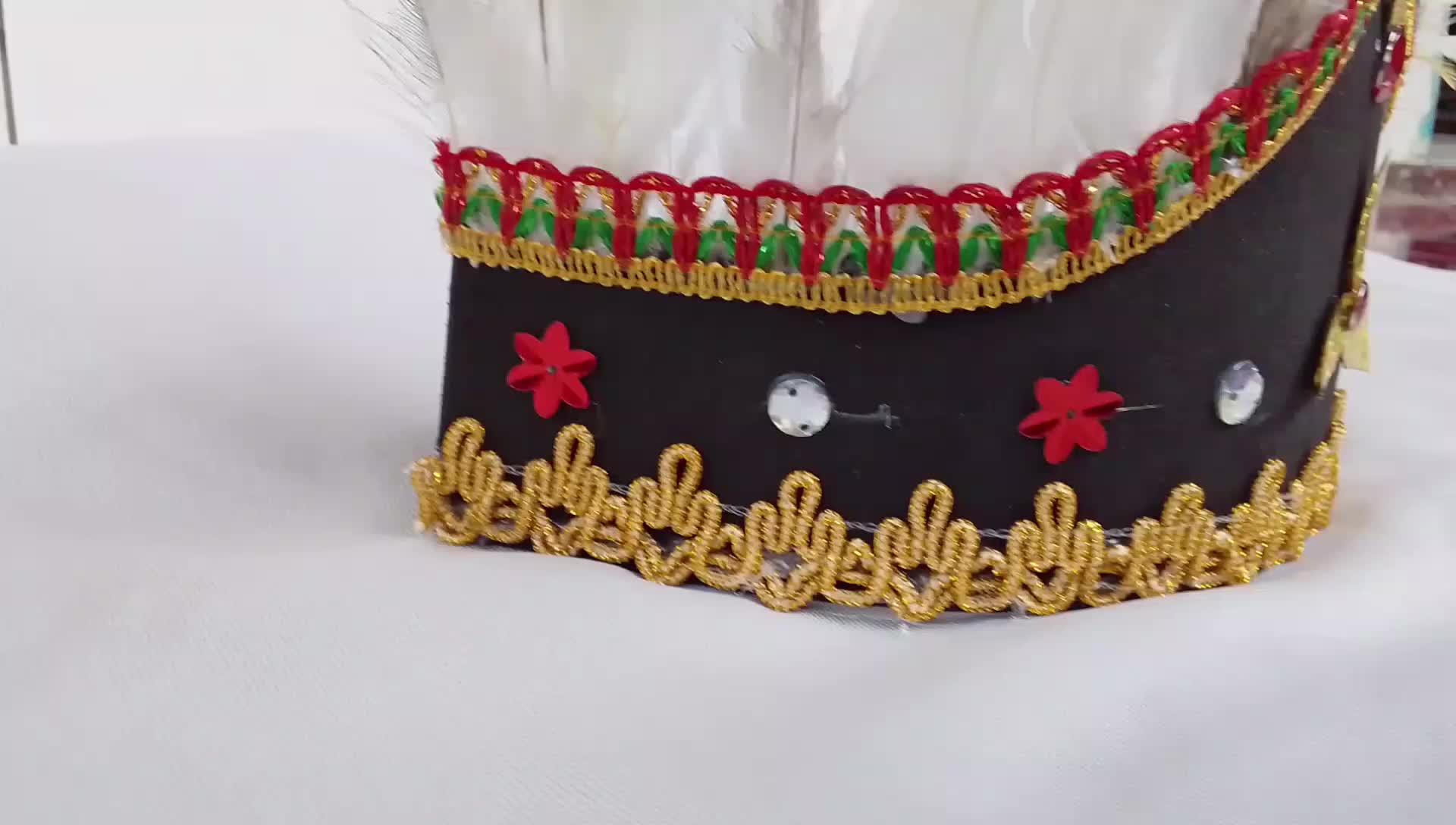 Mahkota bulu dayak elegan dan mewah