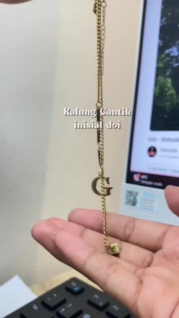 Kalung Inisial Huruf A-Z Titanium Asli Ori Liontin Charms Perhiasan Gold Kekinian dengan Chain Elegan Abjad Set Stylish Kalung Cewek Simple & Anti Karat Tidak Luntur Aksesoris Menawan Y2K Aesthetic Cocok untuk Hadiah & Daily Fashion Hijab-Friendly
