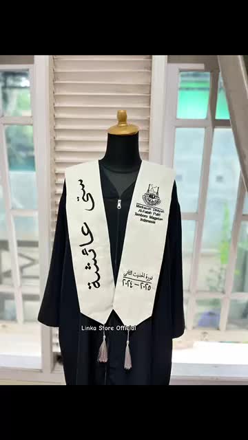 Selempang Wisuda Cairo (belakang model Slaber)