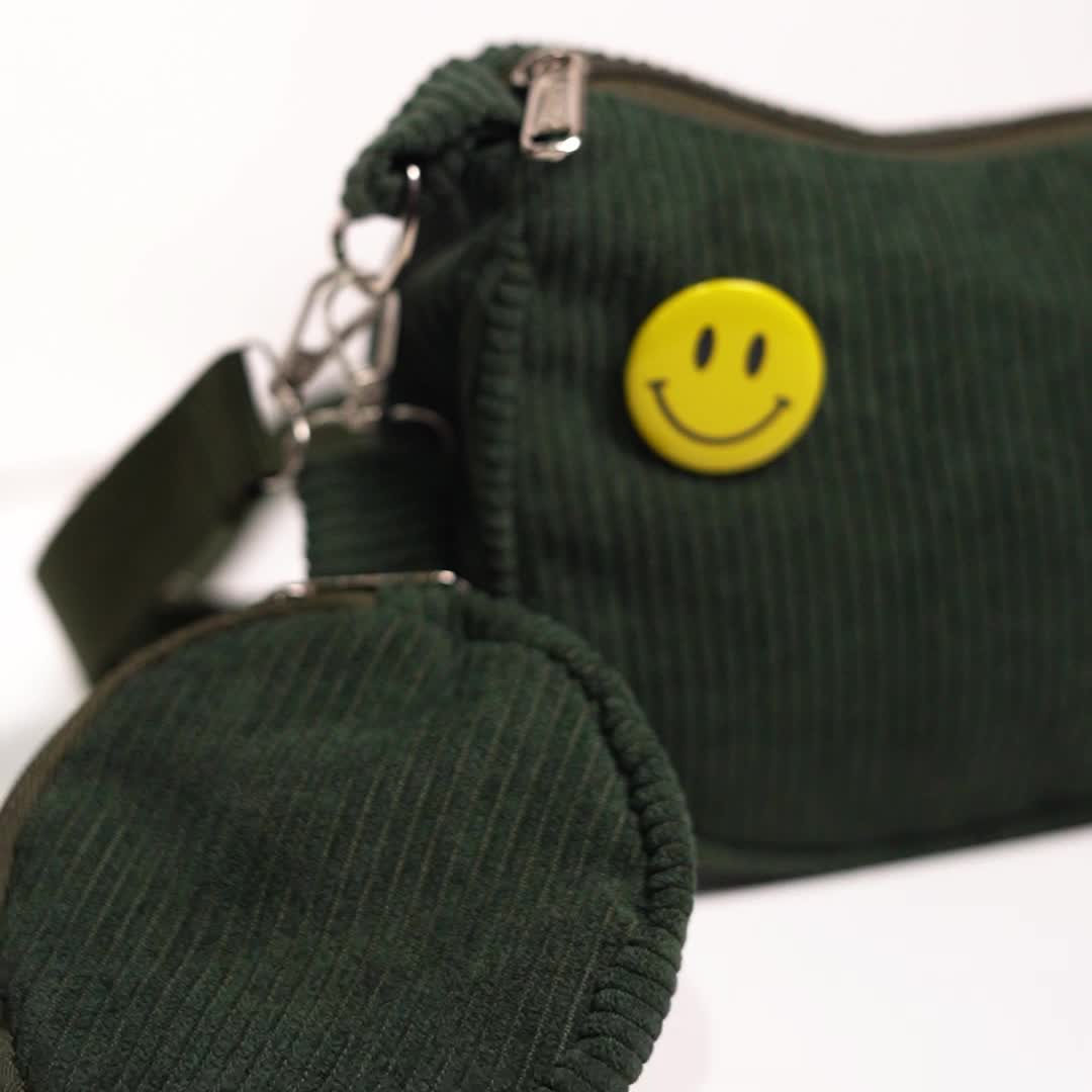 Laura Tas Selempang Corduroy Sling Bag Wanita Hitam Free Pin Bros Smile Size 32x28x10cm Multifungsi Trendy Casual Urban Modern Unisex dengan Desain Simple Praktis dan Multifungsi