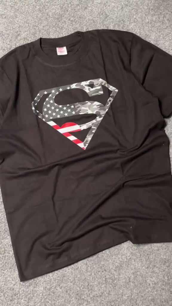 Makeyoushine X Generasi90 DC Comics Superman American Flag Camo Logo T-Shirt - Baju untuk Pria wanita Unisex Cotton Combed 24s Dewasa Tangan Pendek Kaos bisa untuk Laki Laki Perempuan Cewek Cowok & Baju Distro Vintage Retro Classic