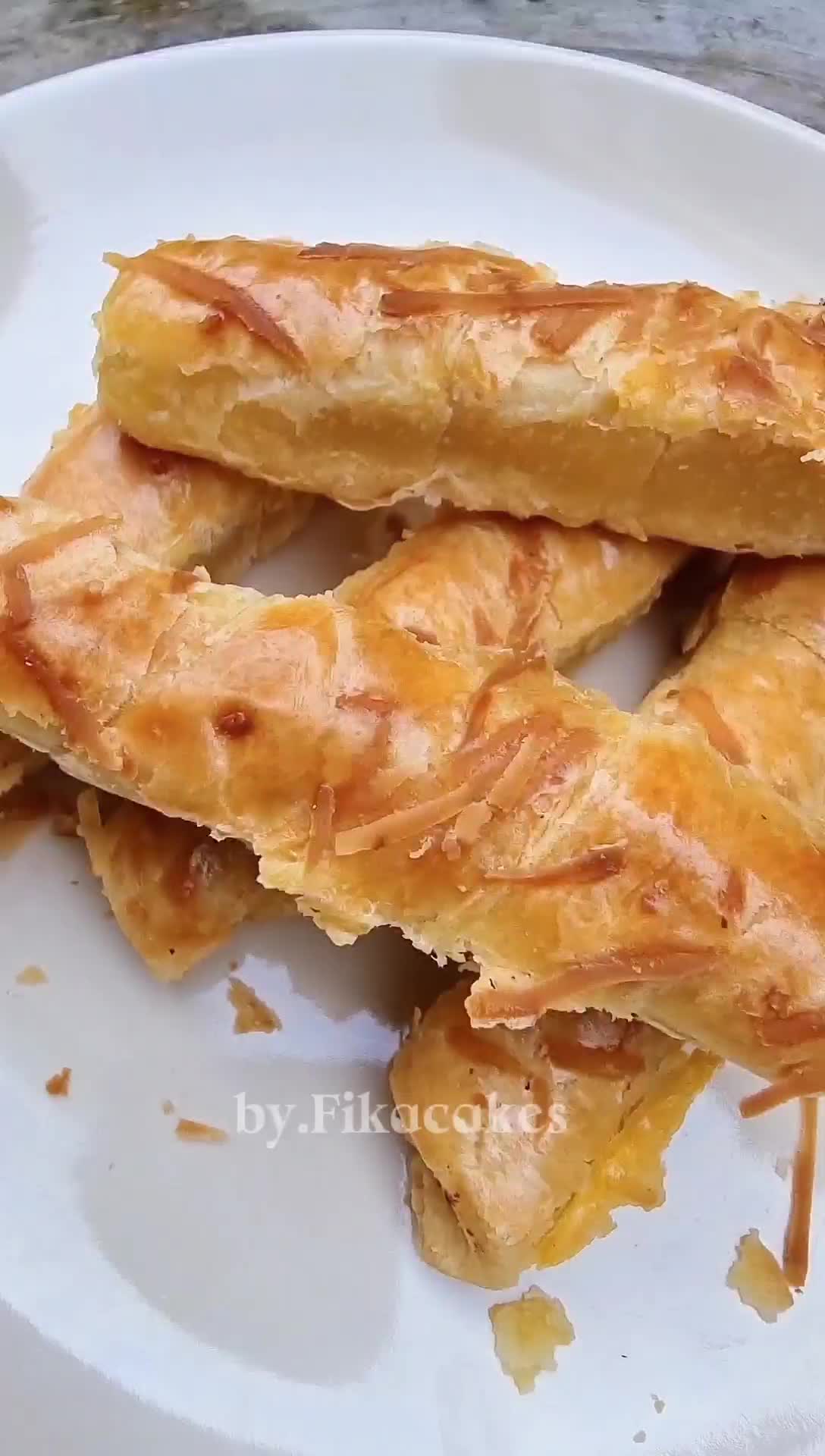 CHESEROLL FIKA CAKES Renyah Dengan Keju Yang Melimpah