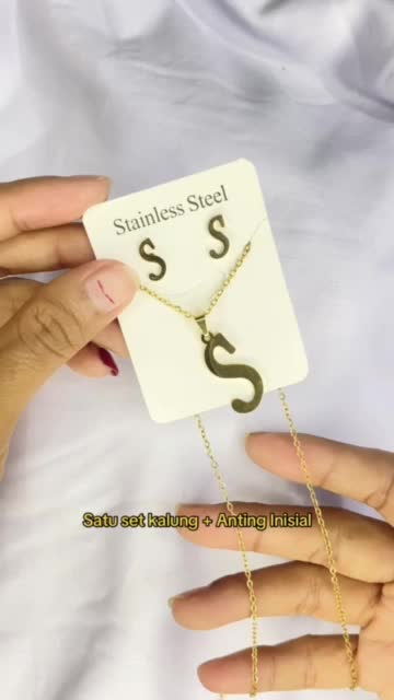 anting huruf  Kalung Inisial Huruf A-Z Titanium Asli Ori Kalung Emas Kekinian Fashion
